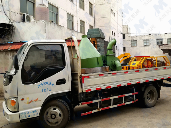 湖南客戶訂購的鋸末粉碎機裝車發貨